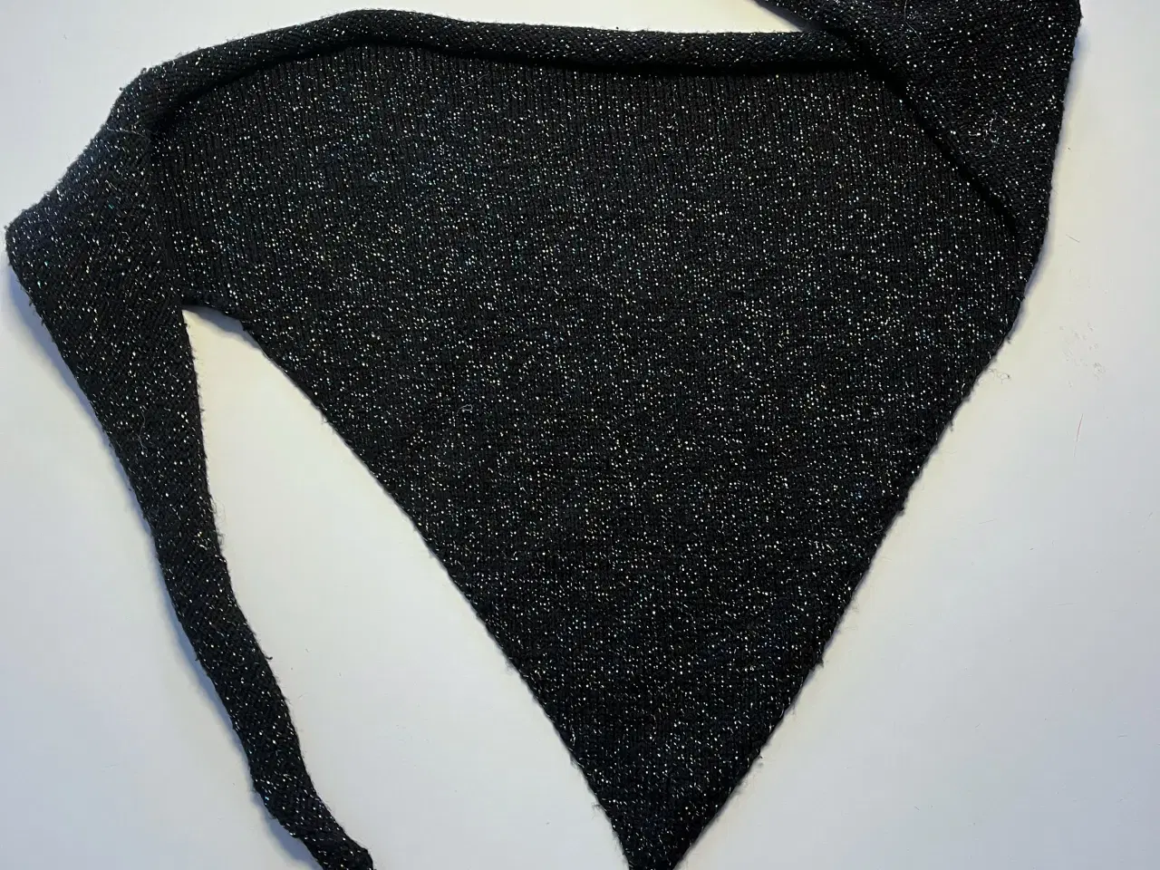 Billede 3 - Hjemmestrikket sjal/tørklæde sort glimmer 