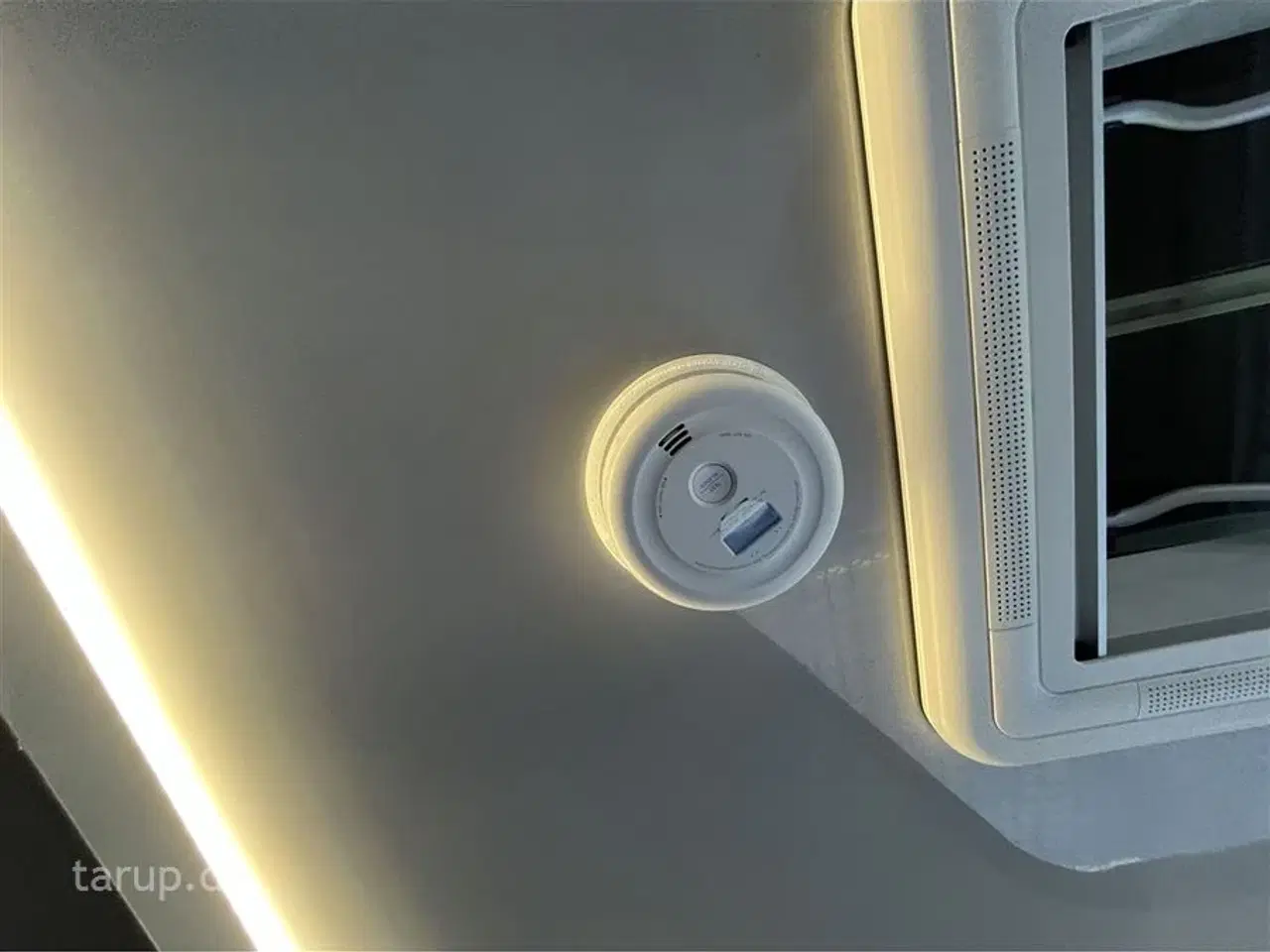 Billede 18 - 2023 - Hero Camper Ranger R   Køkkentelt, solcelle og batteripakke, alufælge, Webasto diesel fyr, Hero Camper Skyebox, markise, køleboks, endekøkken med 2 gasblus.