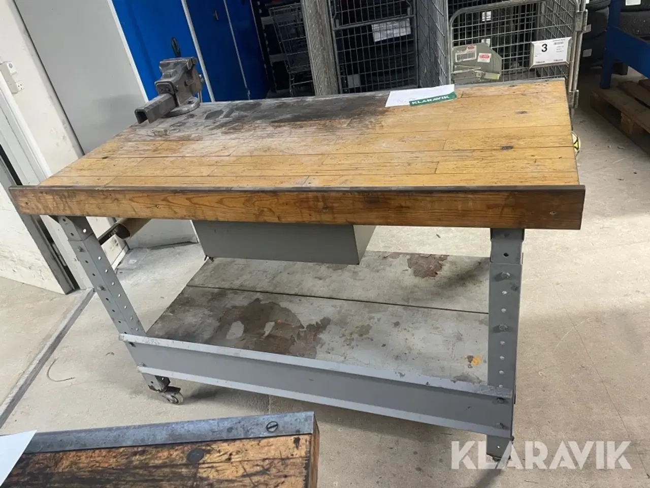 Billede 4 - Arbejdsbord på hjul med skruestik