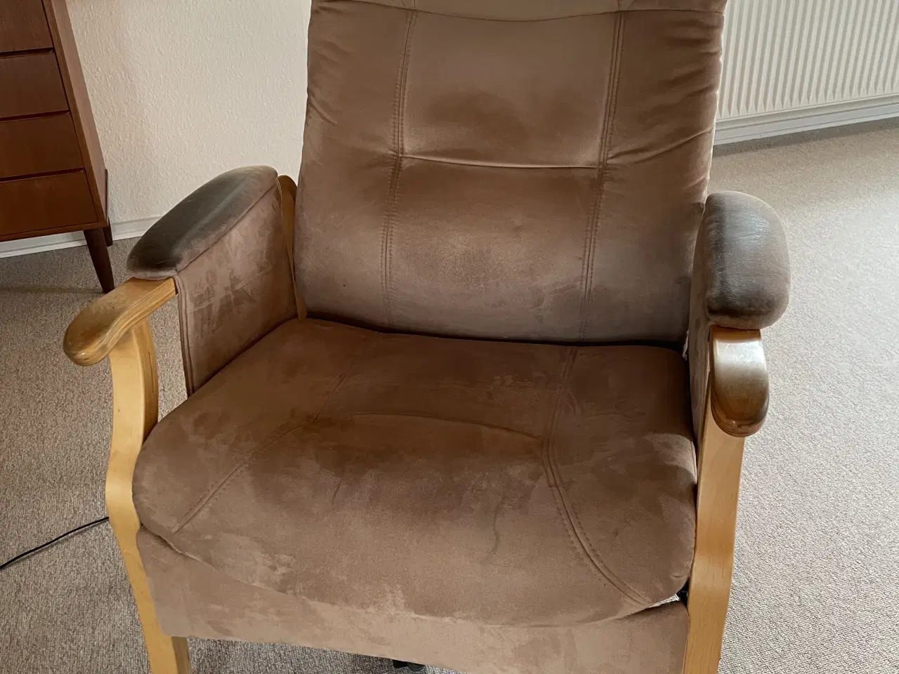 Billede 1 - Lænestol med sædeløft og vippefunktion