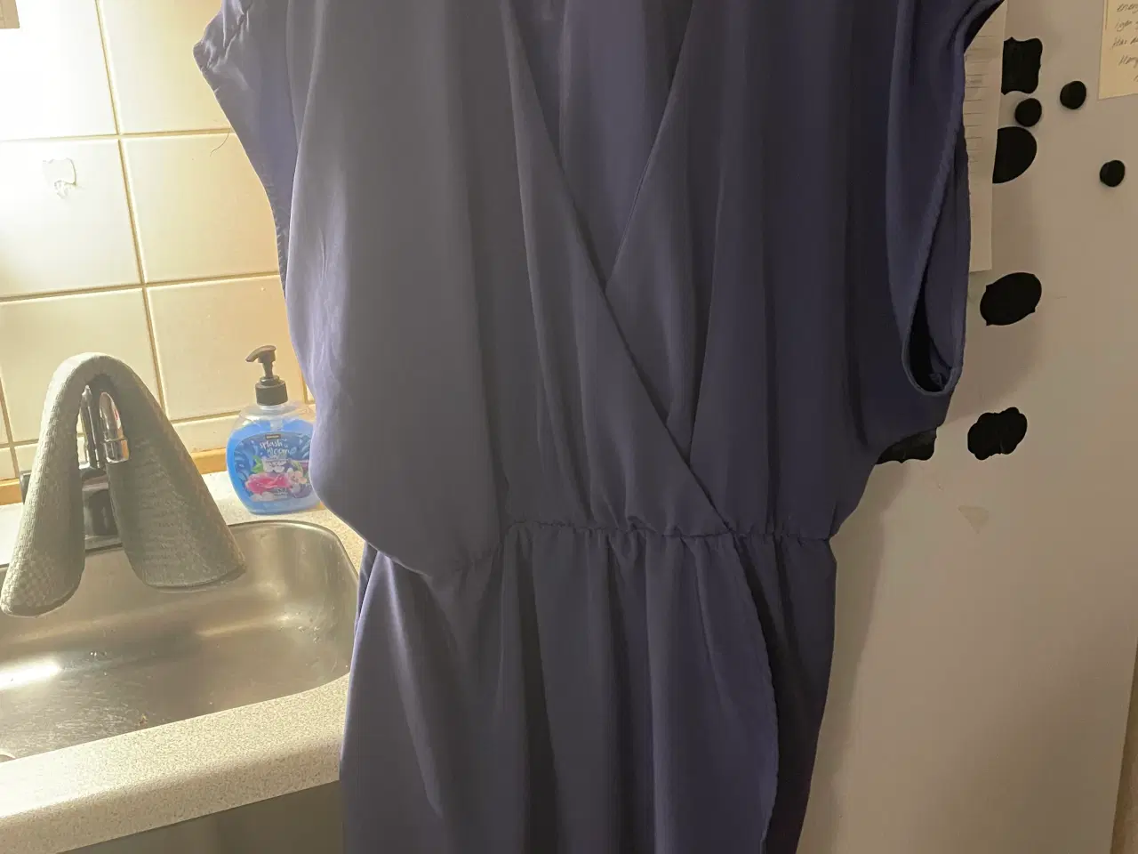 Billede 1 - Lilla damekjole med v-udskæring