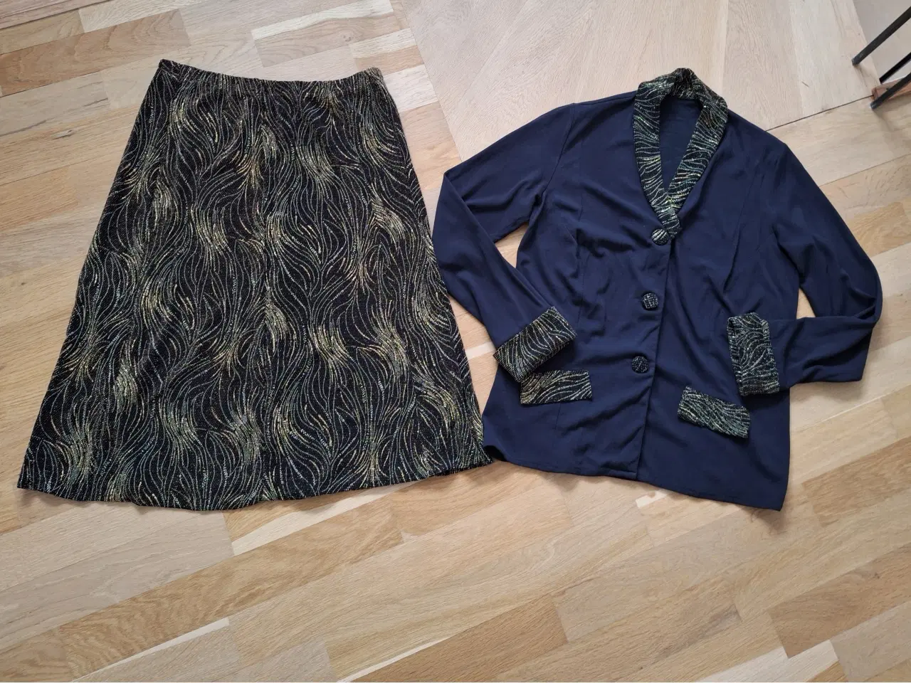 Billede 1 - Sæt - Blazer og nederdel