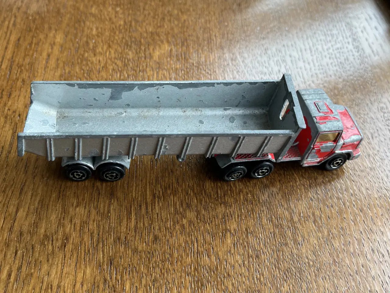 Billede 2 - Majorette trækker med grå lad