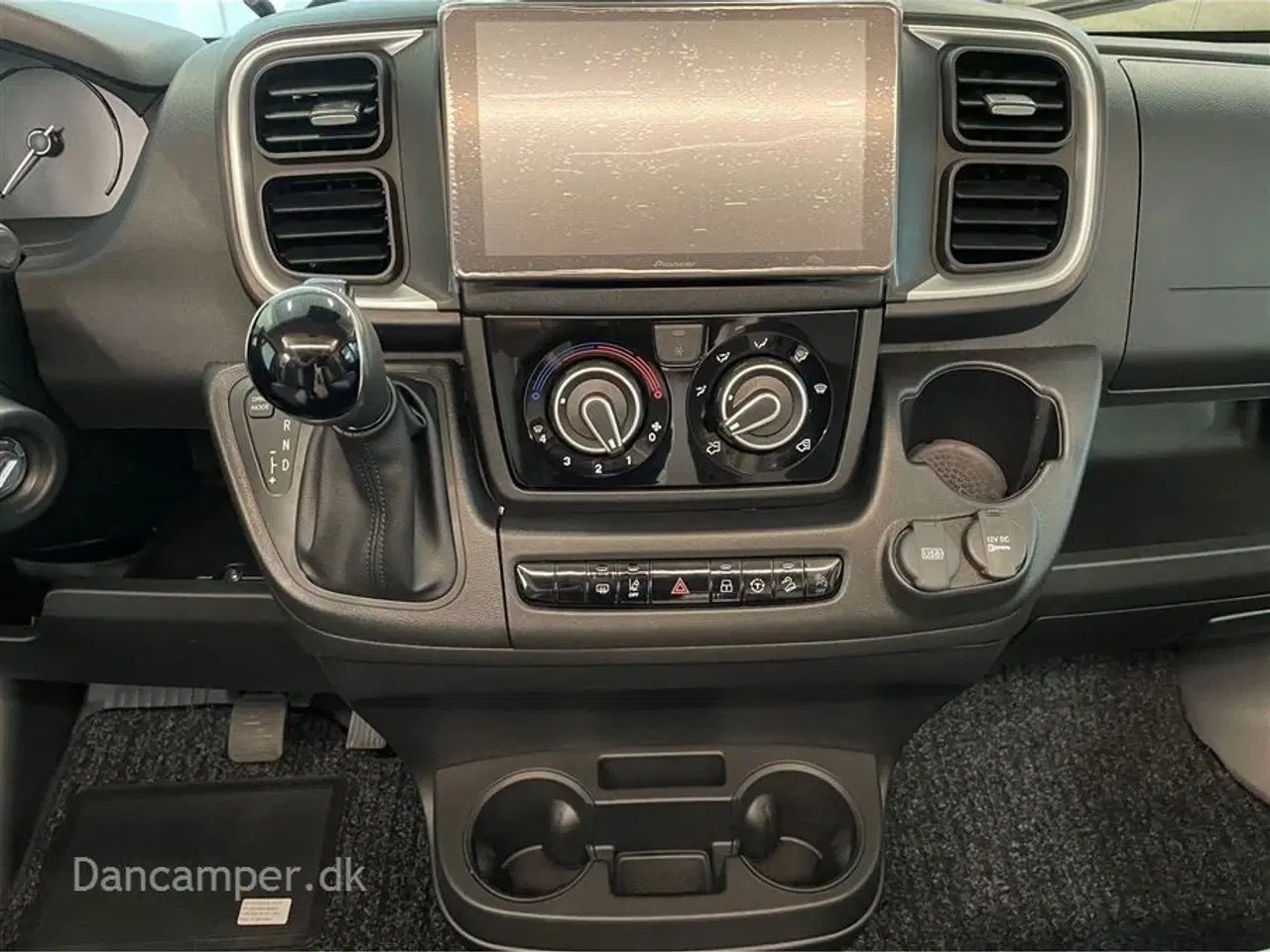 Billede 32 - 2025 - Chausson F&S Line TILBUDSPRIS kr. 931.800,- SPAR kr. 21.600,- Van som familiecamper med 5 selepladser, pop-up og masser af sovepladser på kun 5,99 m længde.