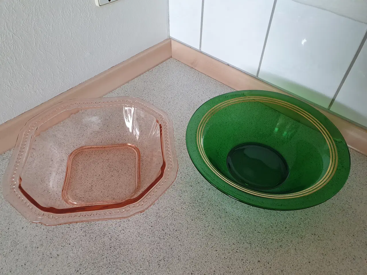 Billede 1 - Serveringsskåle i grøn og lyserød
