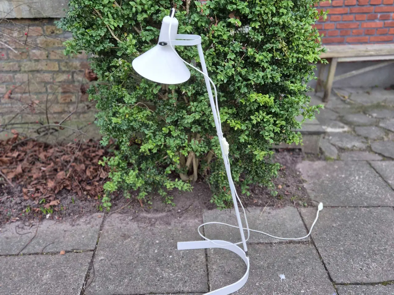 Billede 1 - Usædvanlig gulvlampe med skråtstillet stander