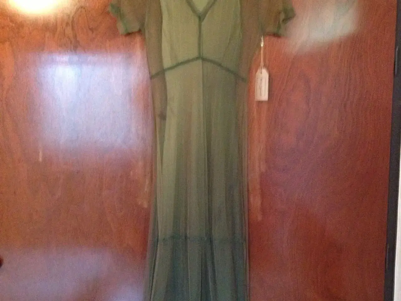 Billede 1 - Smuk støvgrøn kjole