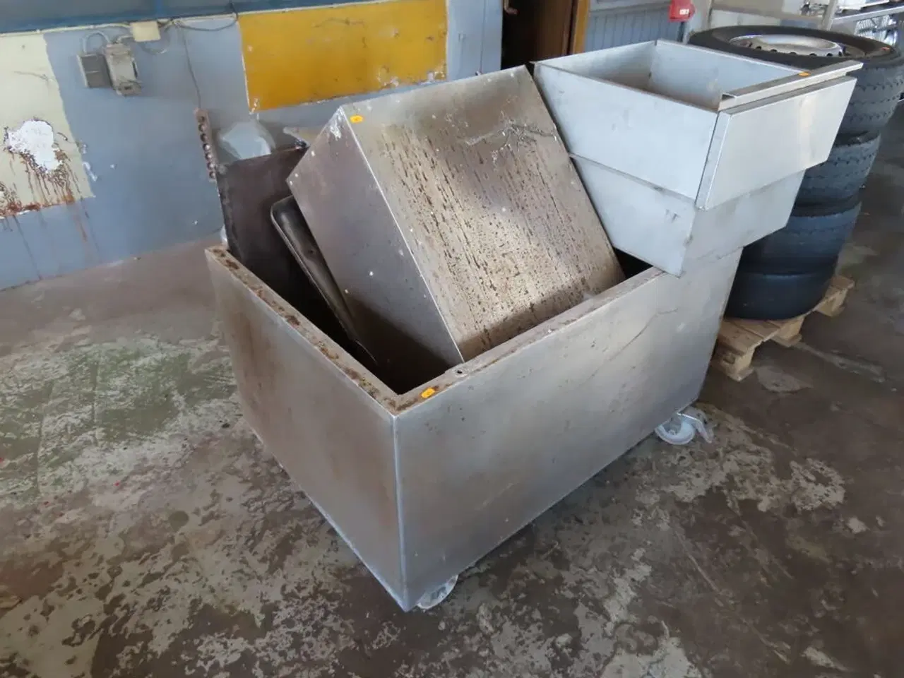 Billede 2 - Metal kasse på hjul med forskelligt indhold i stål og div.