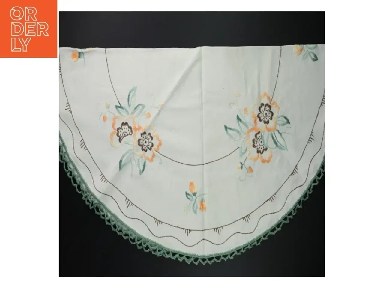 Billede 2 - Broderet dug med blomstermotiv (str. Ø. 77 cm)