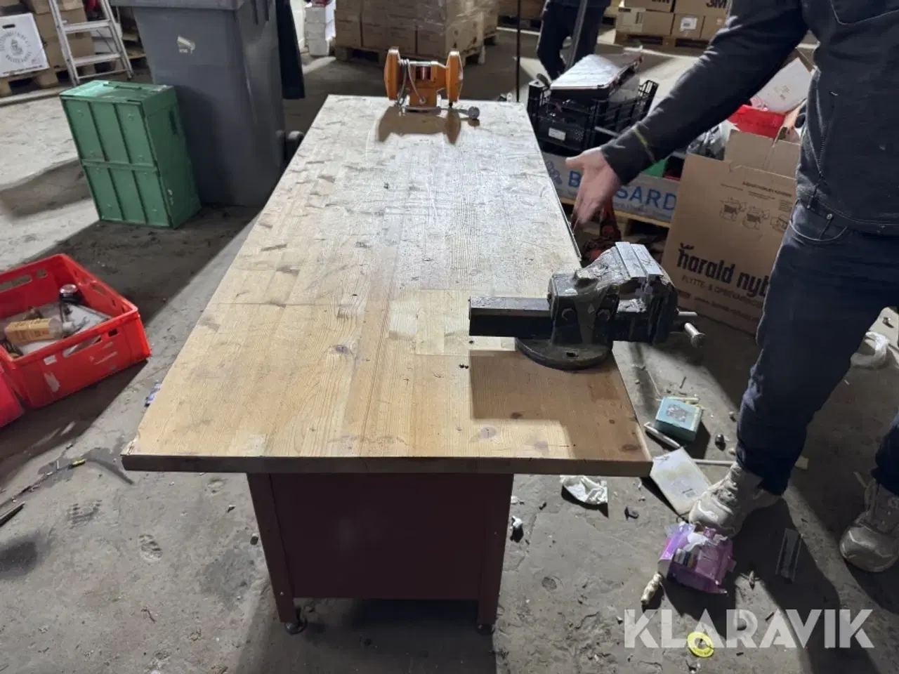 Billede 4 - Arbejdsbord med bænksliber og skruestik