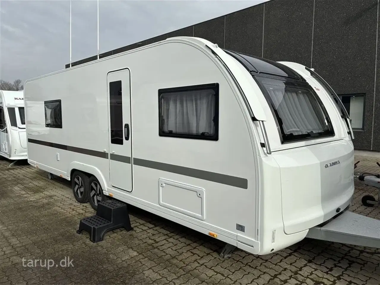 Billede 1 - 2026 - Adria Adora 663 UT Alde   ALDE centralvarme, elektrisk gulvvarme, frontkøkken, rundsiddegruppe, SmartBox gaskasse opbevaring, stort køleskab, enkeltsenge