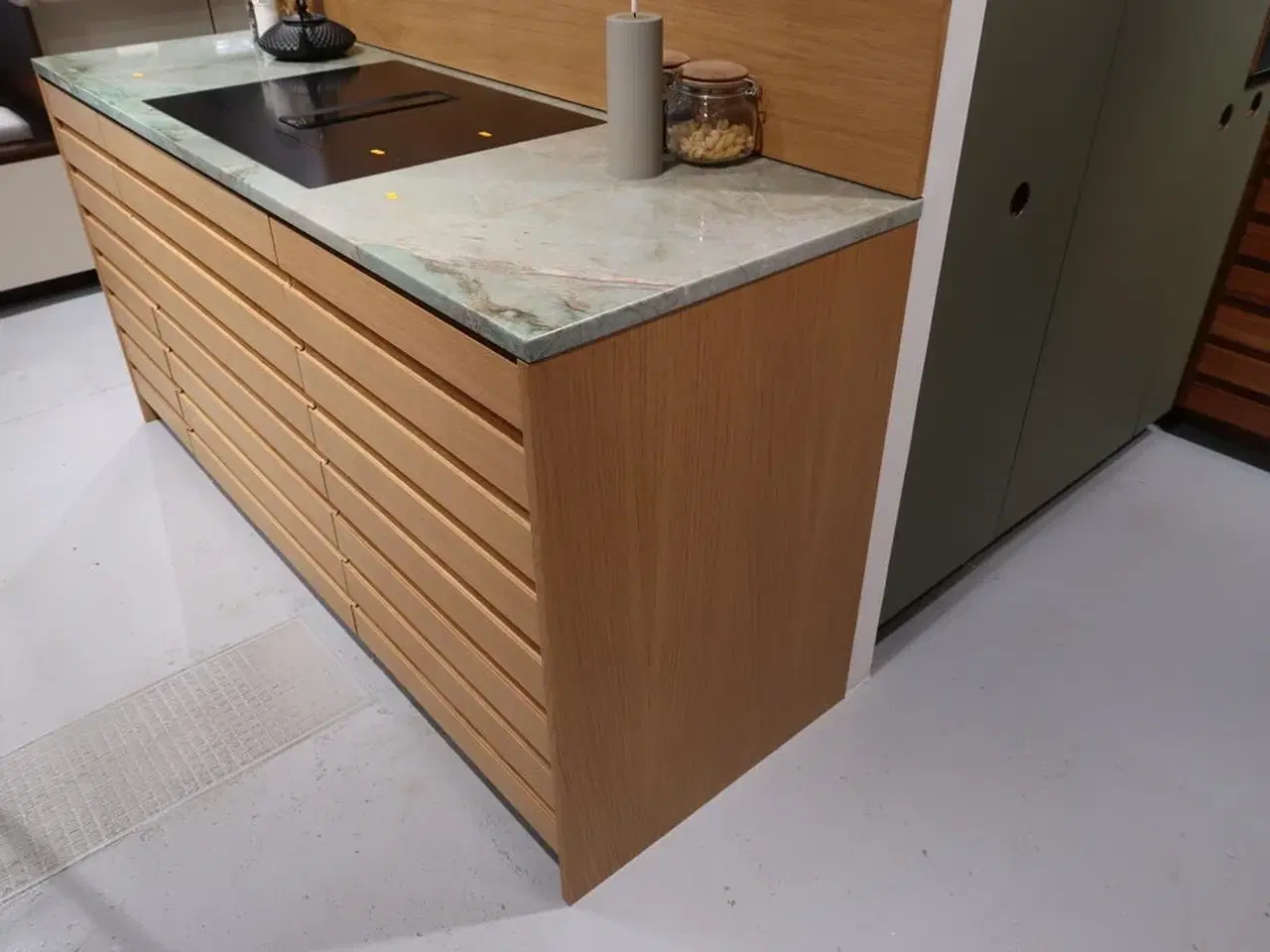 Billede 22 - Køkkenø i egetræ m. marmorbordplade FORM PLUS+