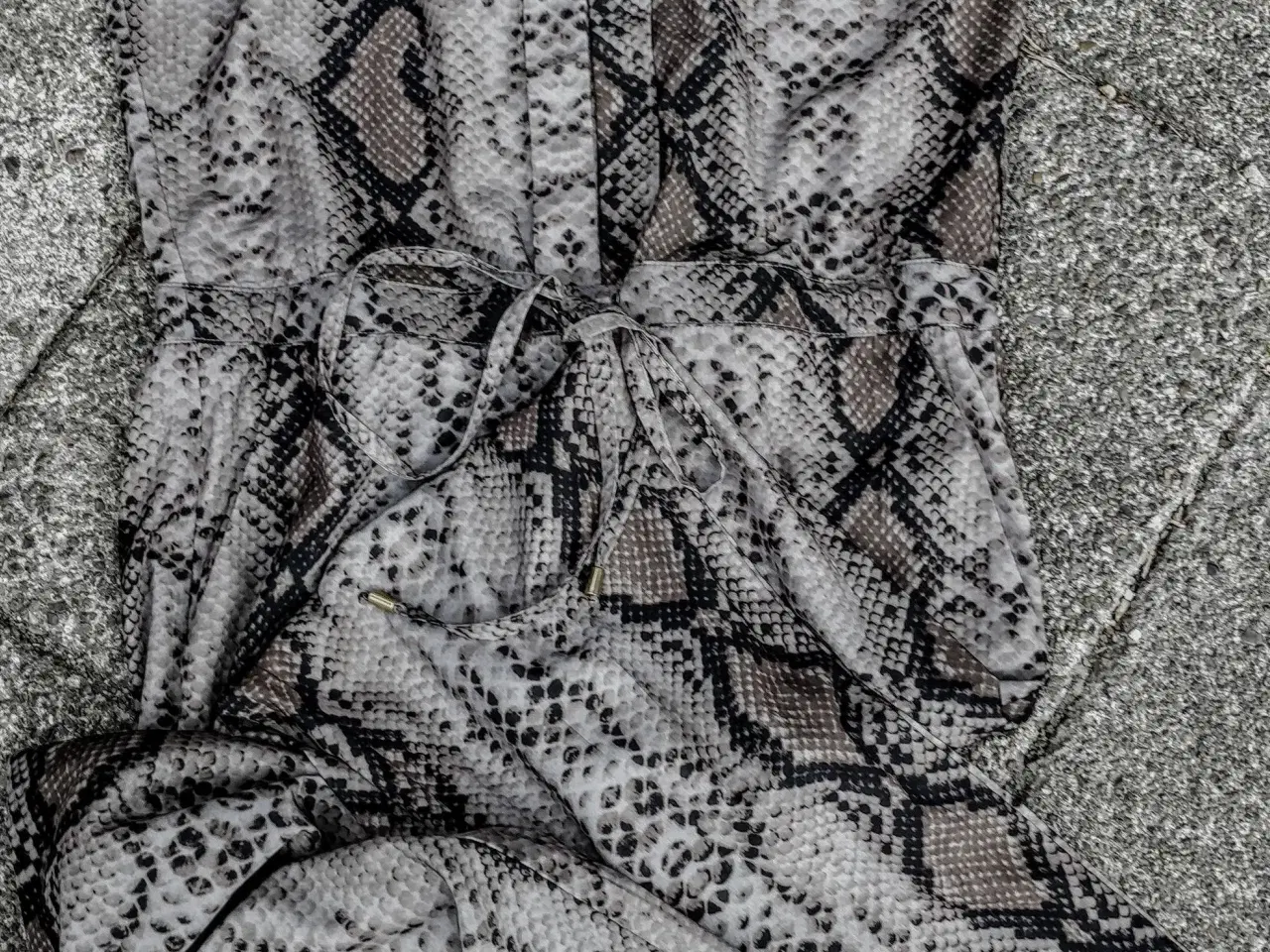 Billede 2 - Jumpsuit m. "snake" mønster