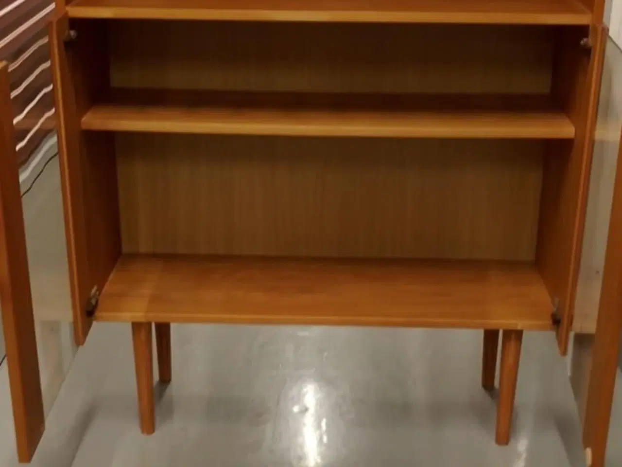 Billede 2 - Høl smal teak skab