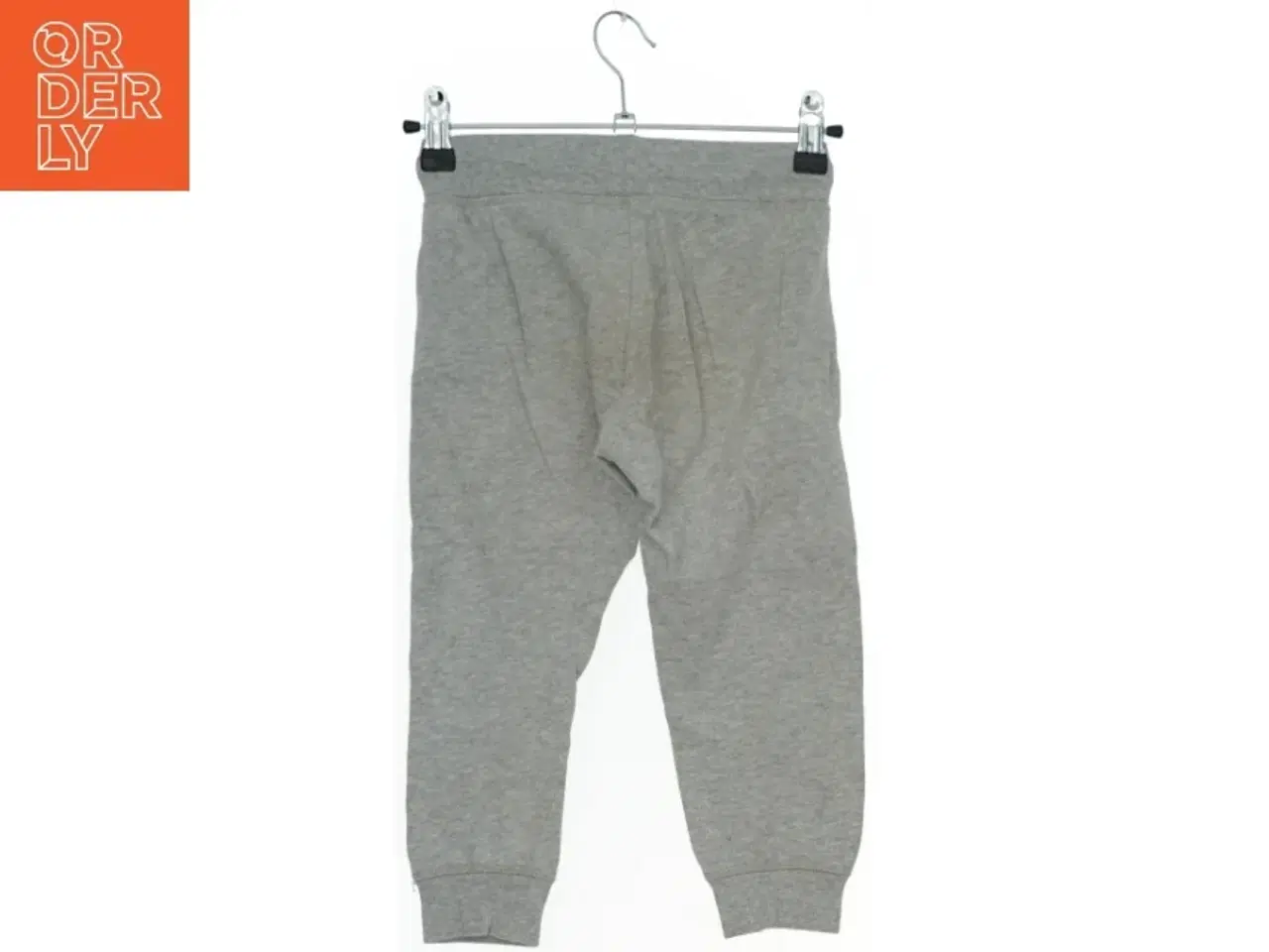 Billede 2 - Grå sweatpants med tekst fra H&M (str. 104)