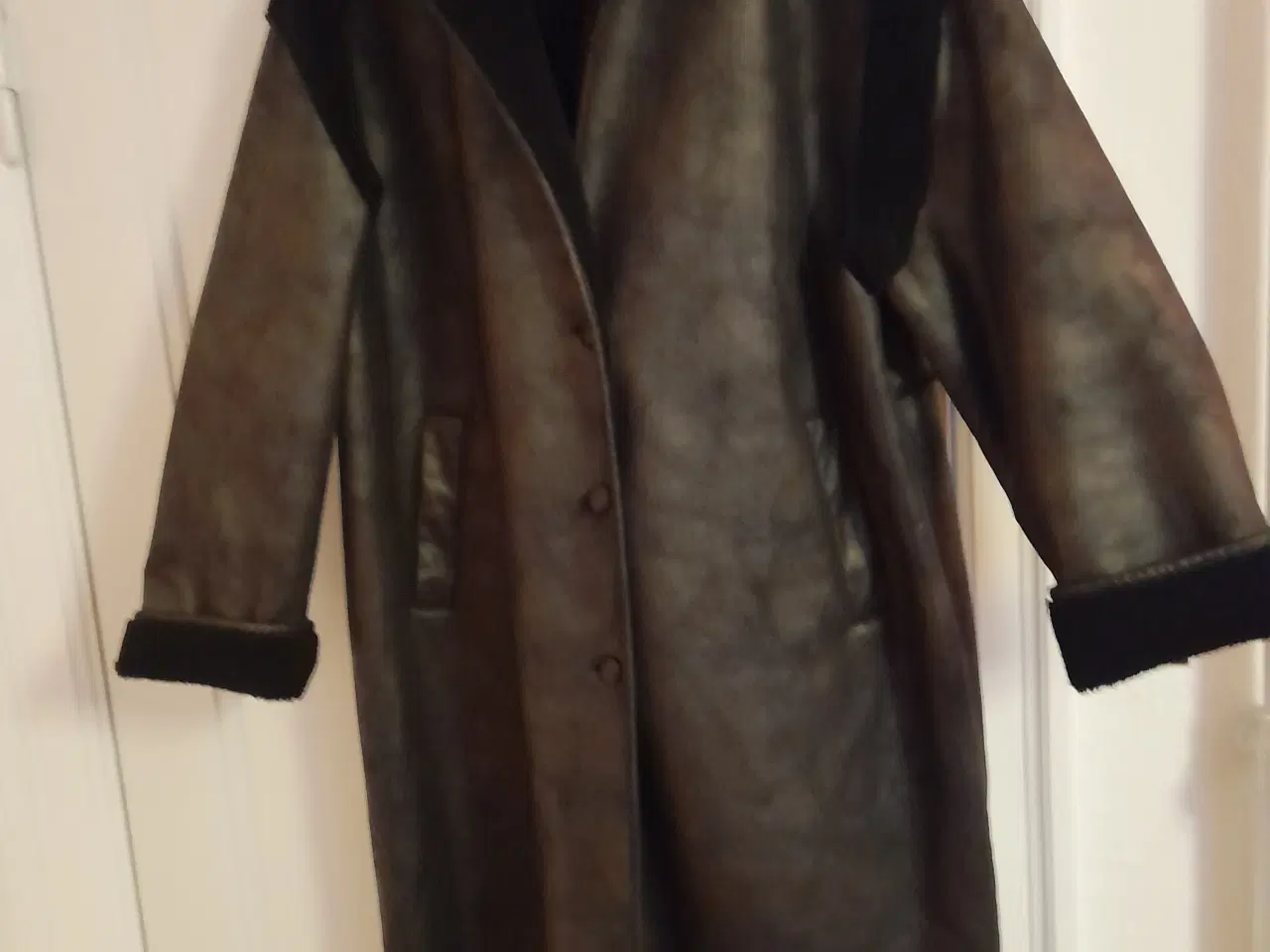 Billede 1 - Vinterfrakke i imiteret fåreskind, ny