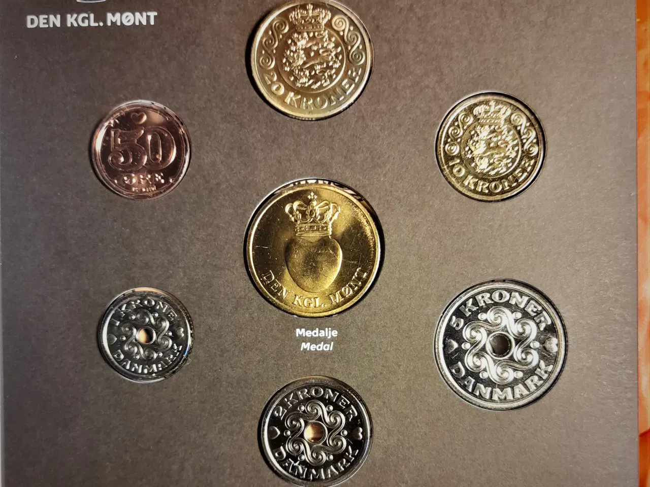Billede 3 - DET KGL MØNTSÆT 2014 Med Christian IX  Monogram