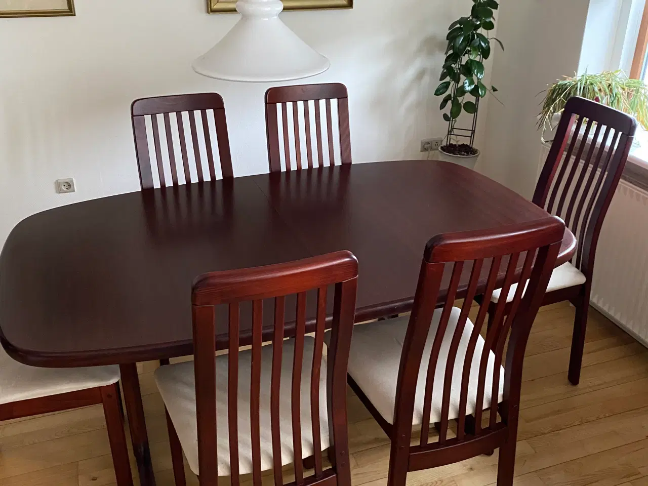 Billede 2 - Findahls spisebord med 2 tillægsplader samt 6 stol