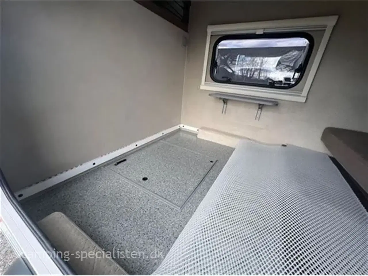 Billede 12 - 2025 - Tomplan Mini Tommy De-Luxe   Tomplan Mini Tommy De-Luxe med bremser, køkken, køleskab, vandtank, gasblus og mm.  Hos Camping-Specialisten.dk Aarhus