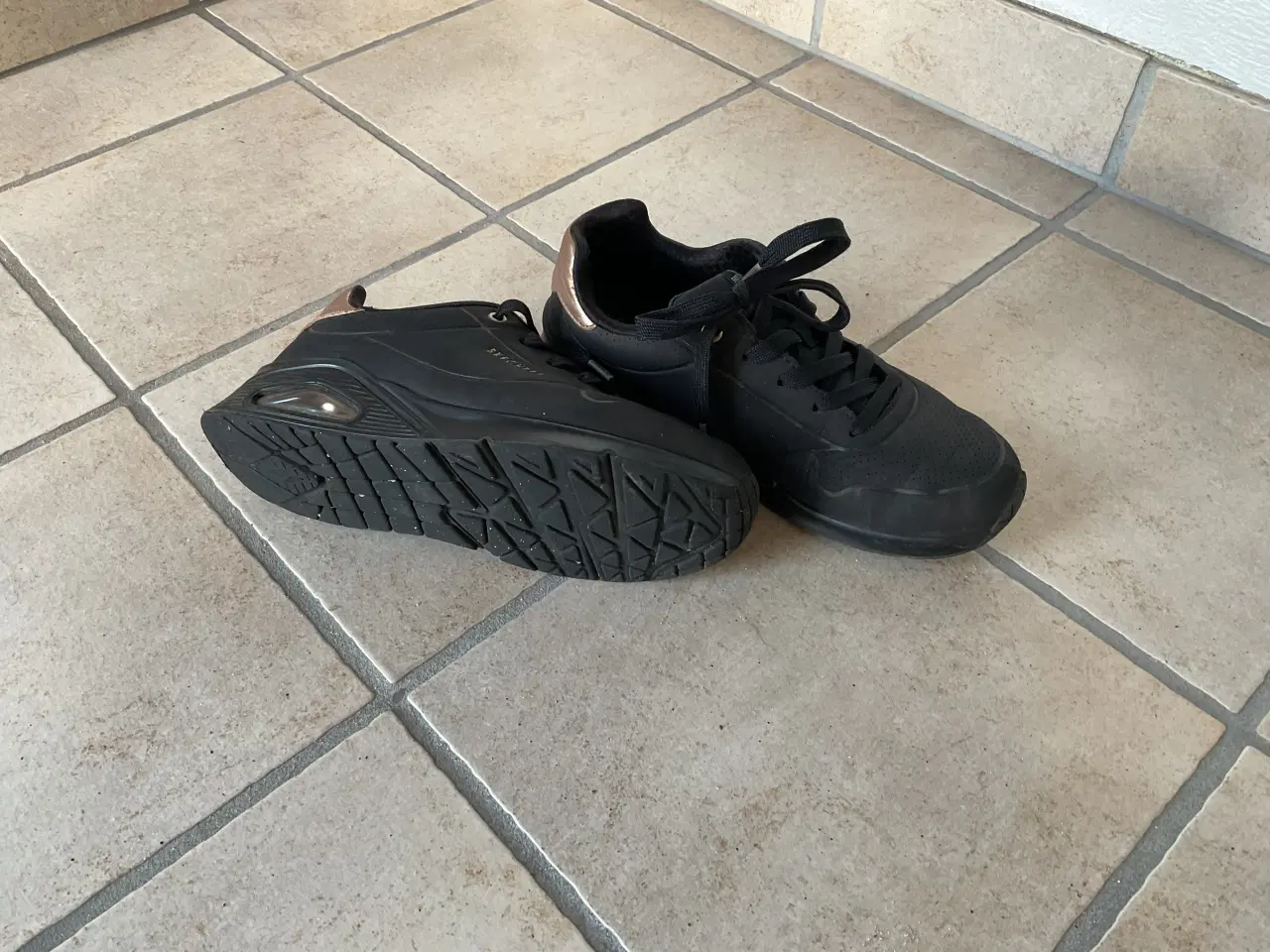 Billede 2 - Sketchers Air-Cooled Memory Foam. Pige str 36