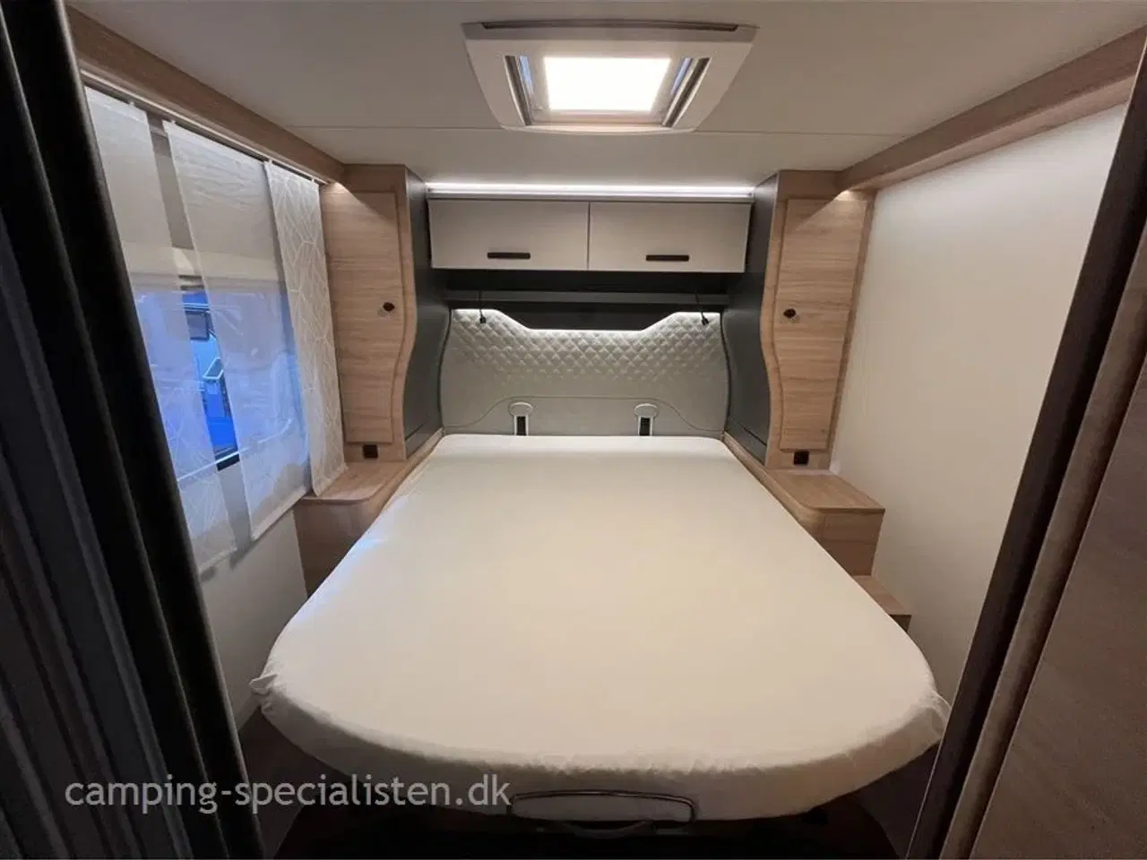 Billede 10 - 2025 - Knaus L!VE Wave 700 LX Platinum Selection   Nyhed 2025! Knaus Live Ti 700 MX 2025 med fritstående queensbed i bagenden - kommer senere hos Camping-Specialisten.dk