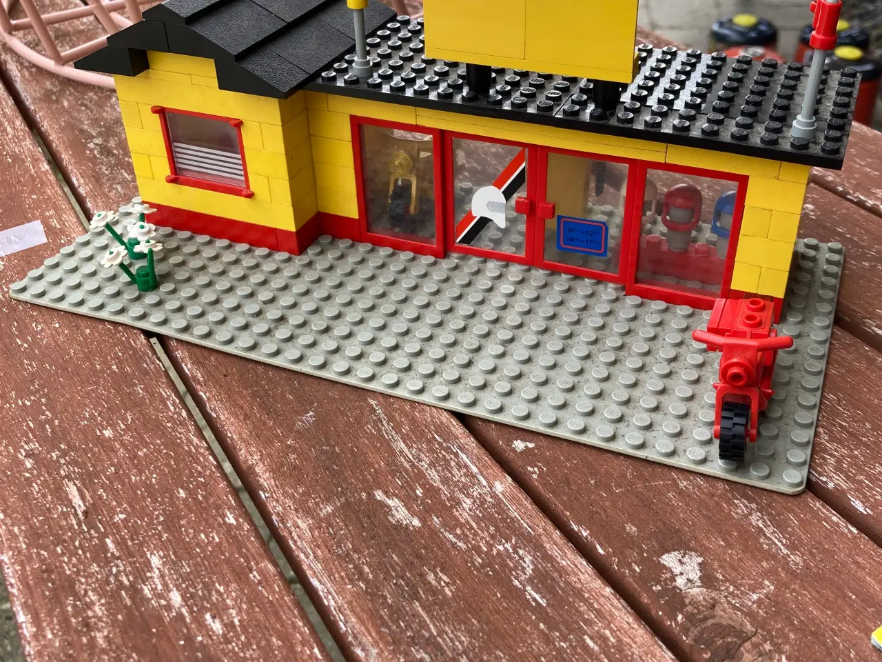 Billede 1 - Knallertbutik i lego
