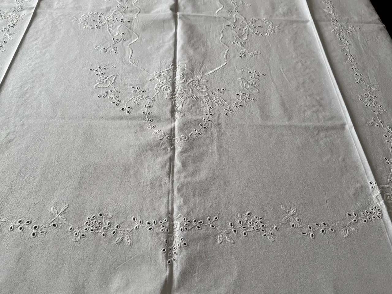 Billede 3 - Flot hvid dug med Hardangerbroderi