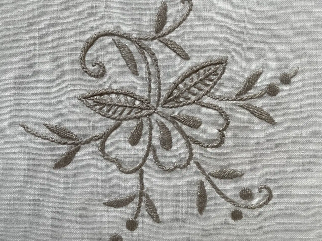 Billede 2 - Borddug broderet på lærred 80x110 