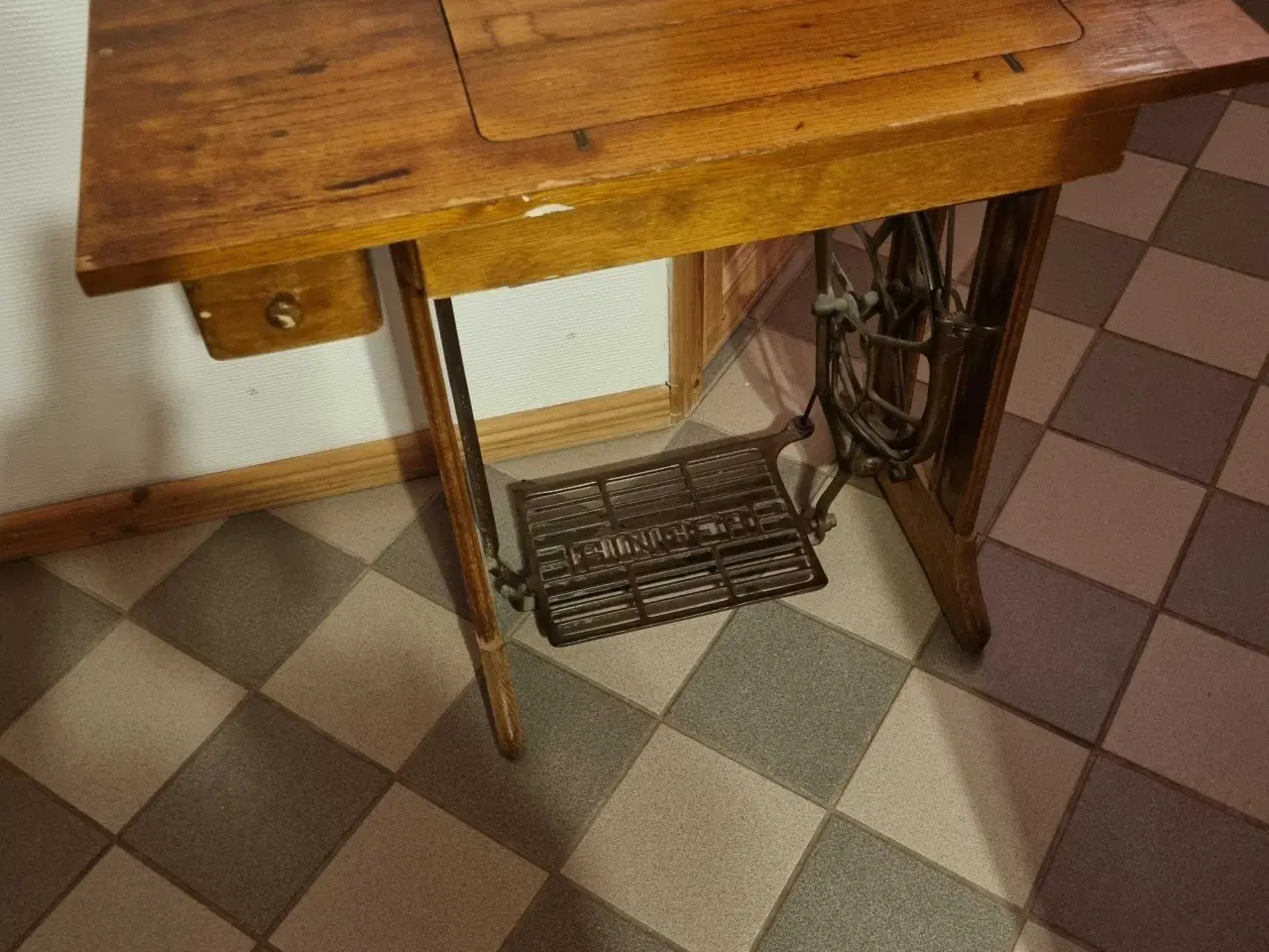 Billede 2 - Symaskine, der kan klappes ned i bord.