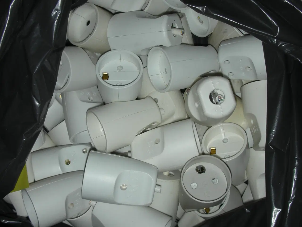 Billede 3 - ca. 1000stk. kvalitets 230v stik og 3stiksdåser.