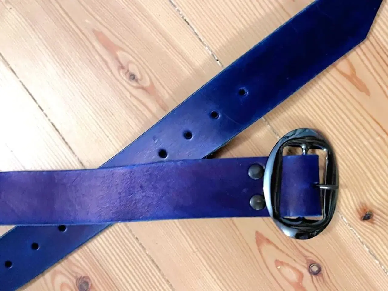 Billede 2 - Livrem / bælte i smuk blå farve. Mange huller.