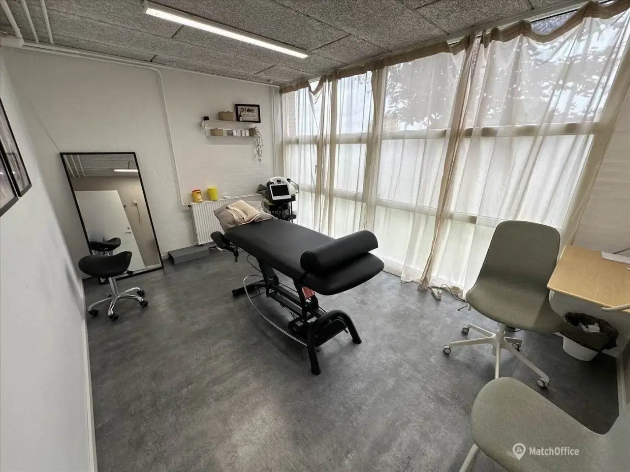 Billede 3 - Optimale rammer til din virksomhed: Lyst erhvervslejemål med høj port og topfaciliteter