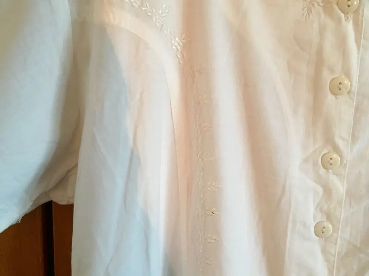 Billede 2 - Broderet hvid kjole til salg