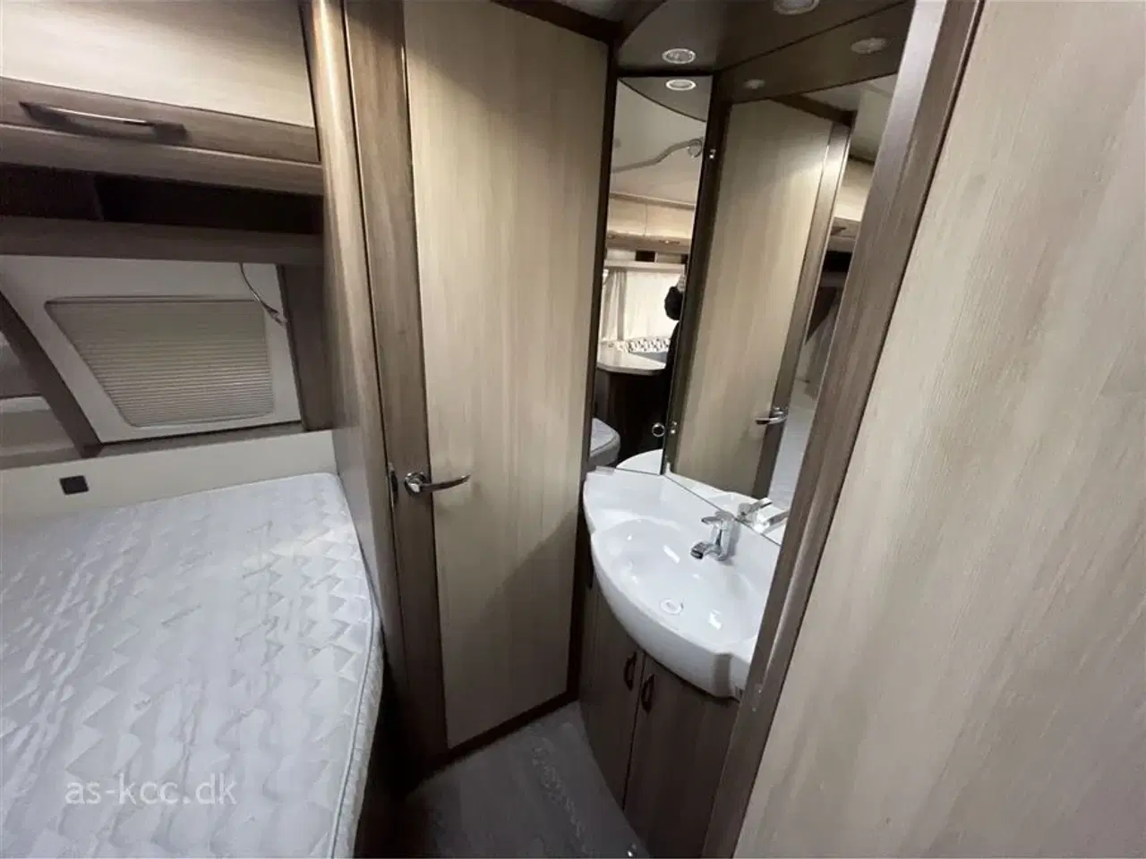 Billede 6 - 2017 - Hobby De Luxe 560 KMFe   Hobby De Luxe 560 KMFE årg. 2017 incl. 6 sovepladser, 6 siddepladser, Nyt Isabella Commodore Dawn 2024, mover, Eclipse12v tv, Sun Blue med stænger