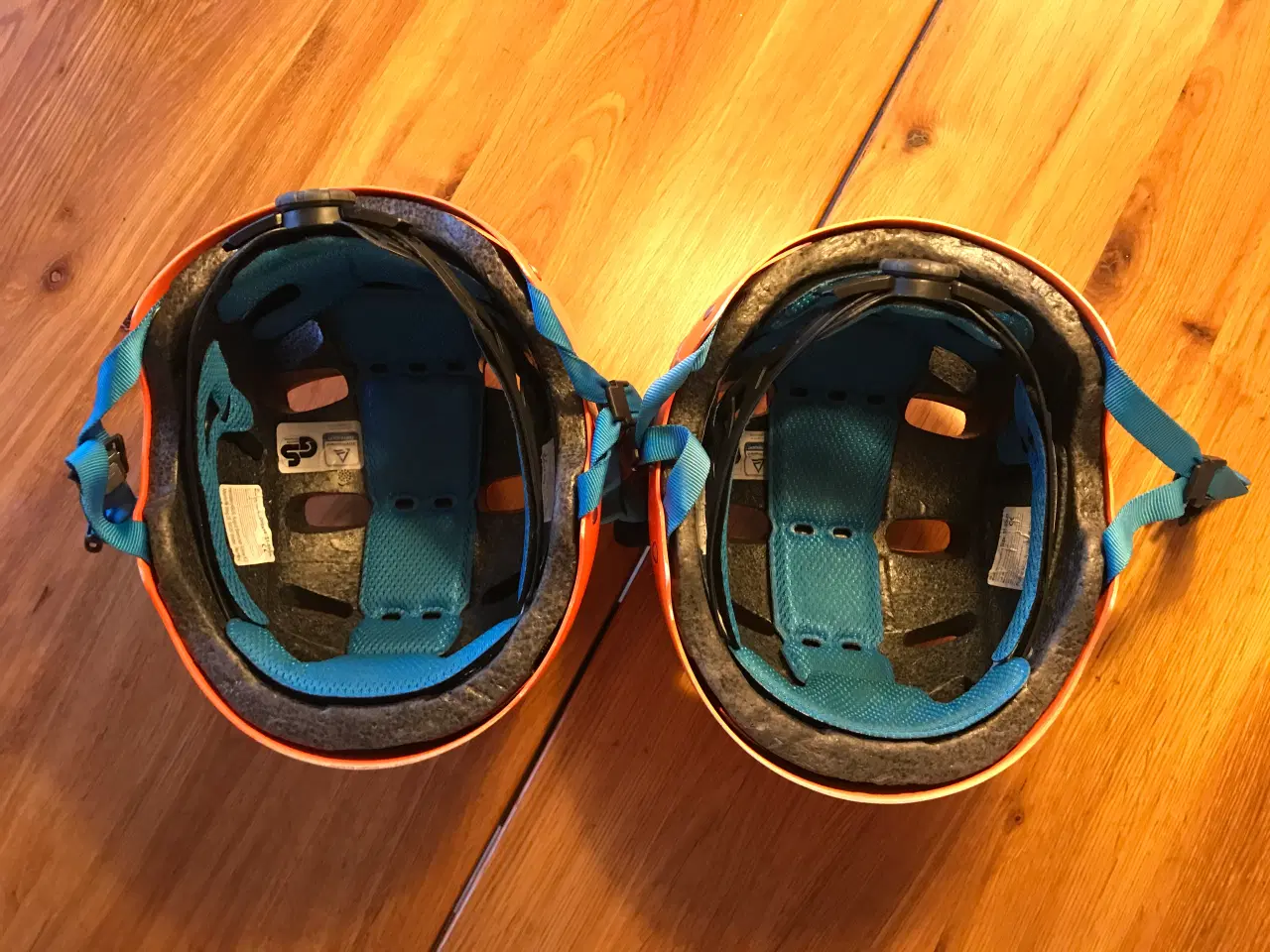 Billede 4 - 2 stk. smarte orange Abus cykelhjelme