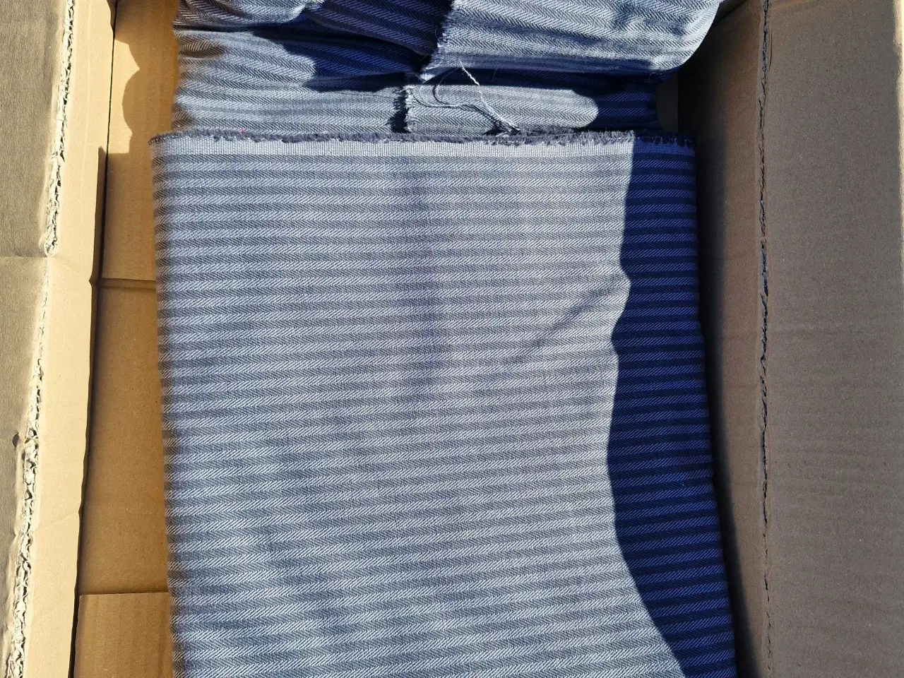 Billede 3 - Nyt stof til Mercedes