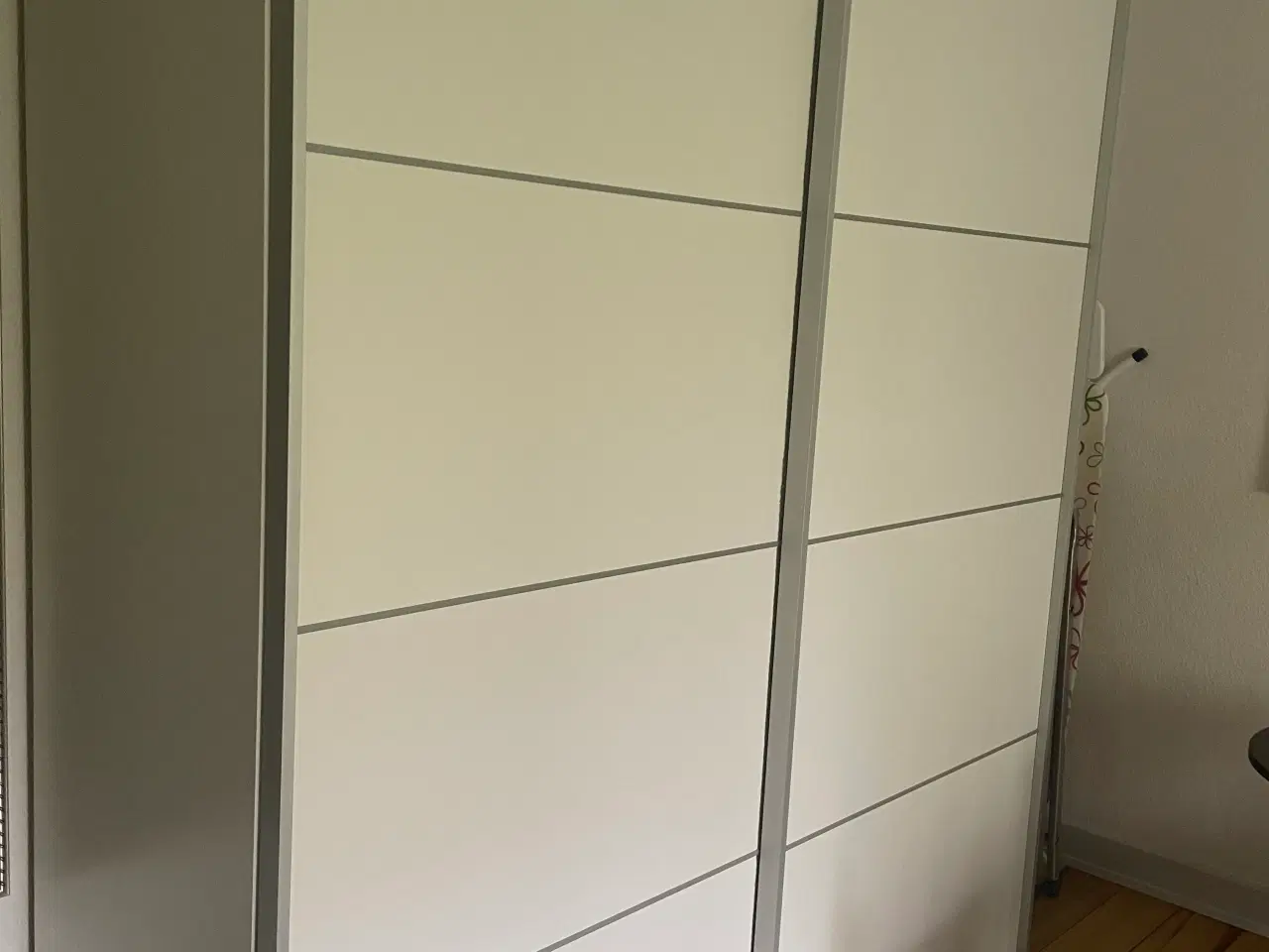 Billede 1 - Klædeskab med skydelåger 