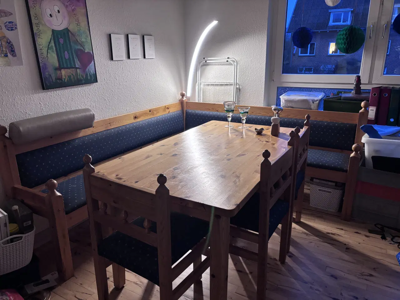 Billede 1 - Hjørnebænk - spisebord - stole