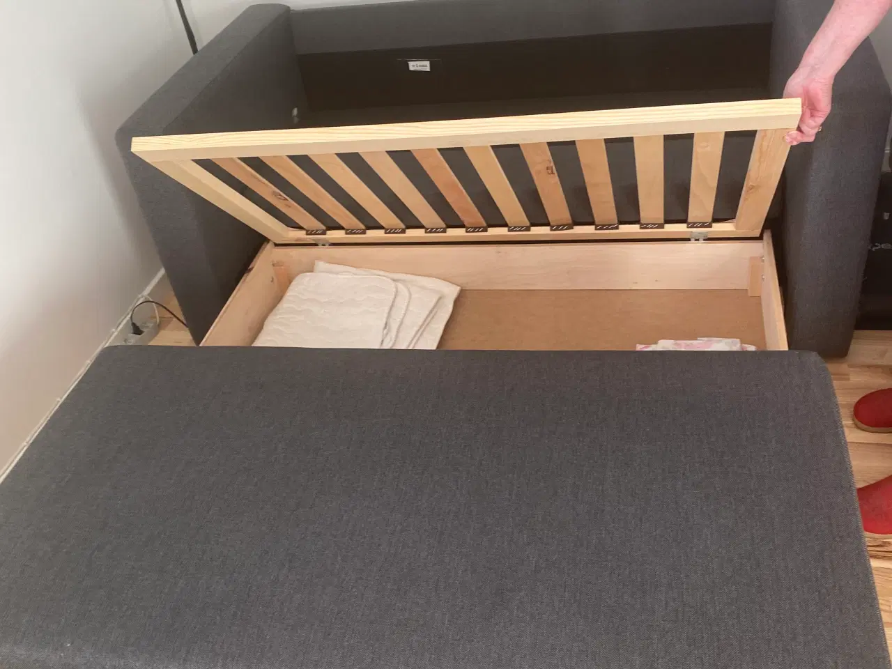 Billede 3 - Sovesofa med magasin til sengetøj