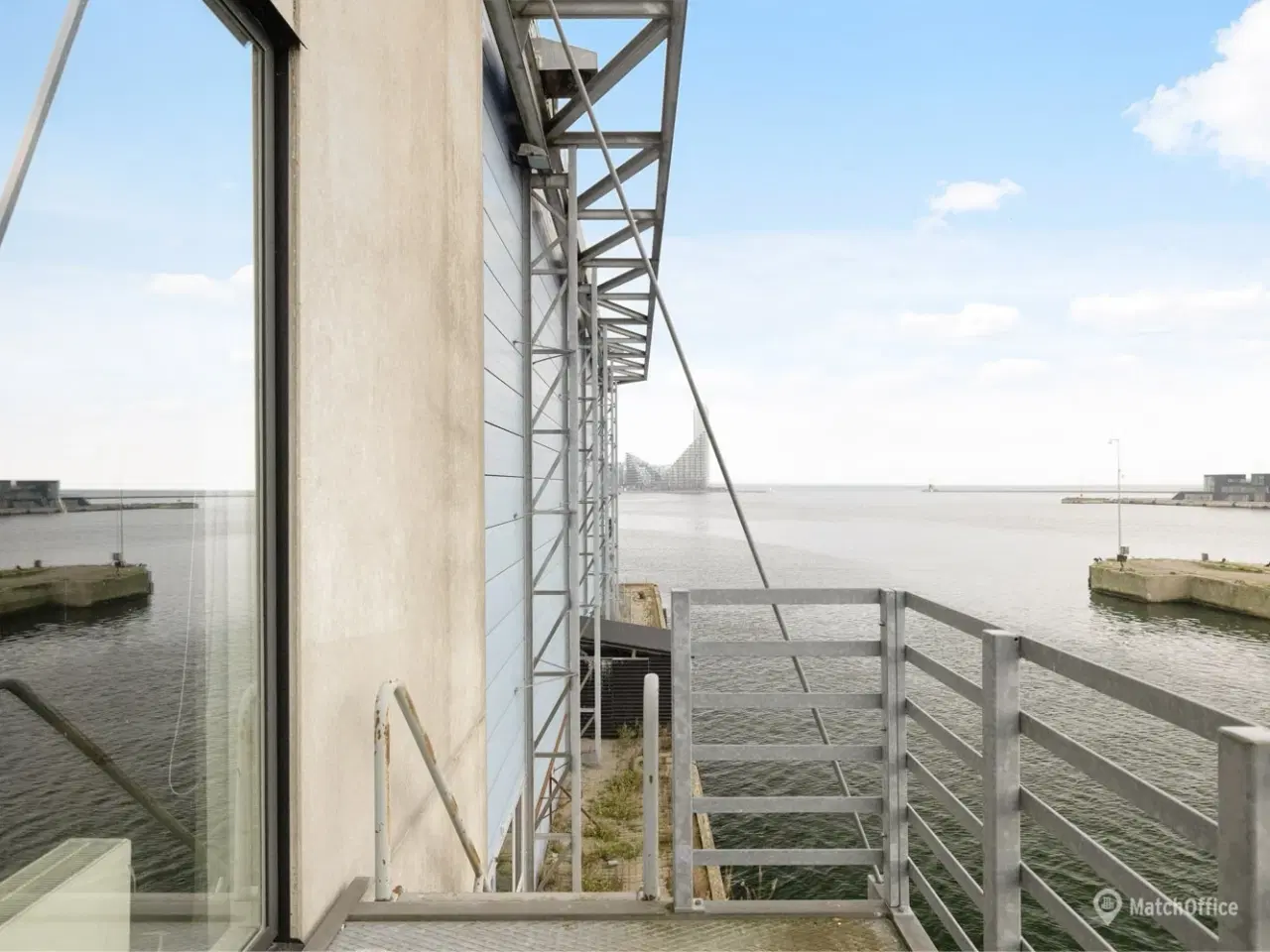 Billede 10 - Højloftet erhvervslejemål med udsigt til bugten