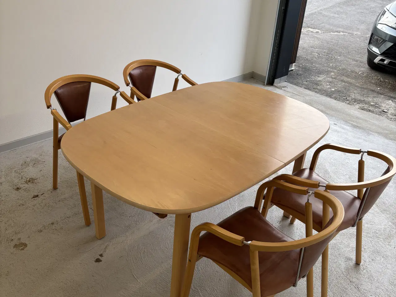 Billede 7 - Spisebord med 4 stole 