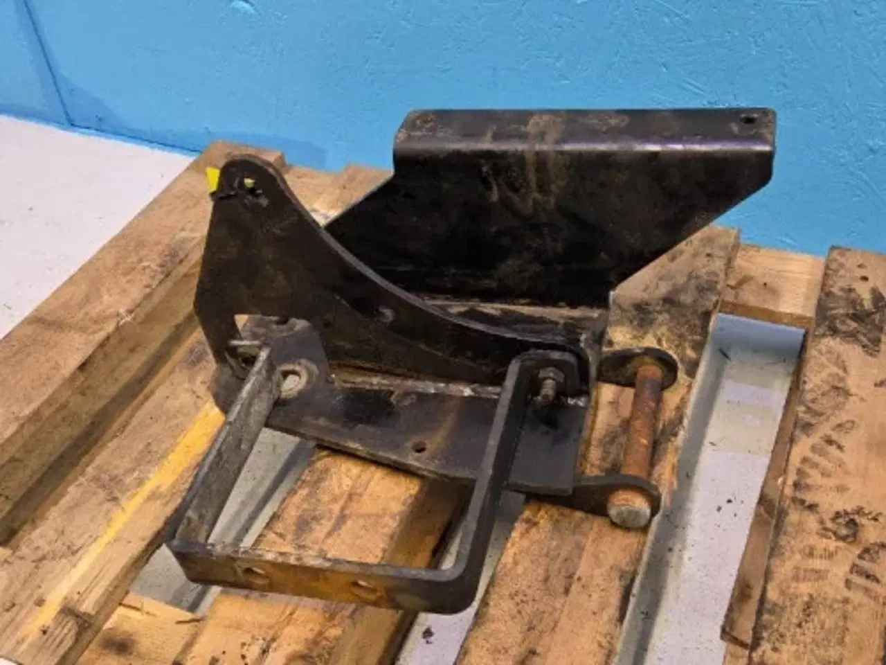 Billede 4 - New Holland TM165 Beslag R.  82018505