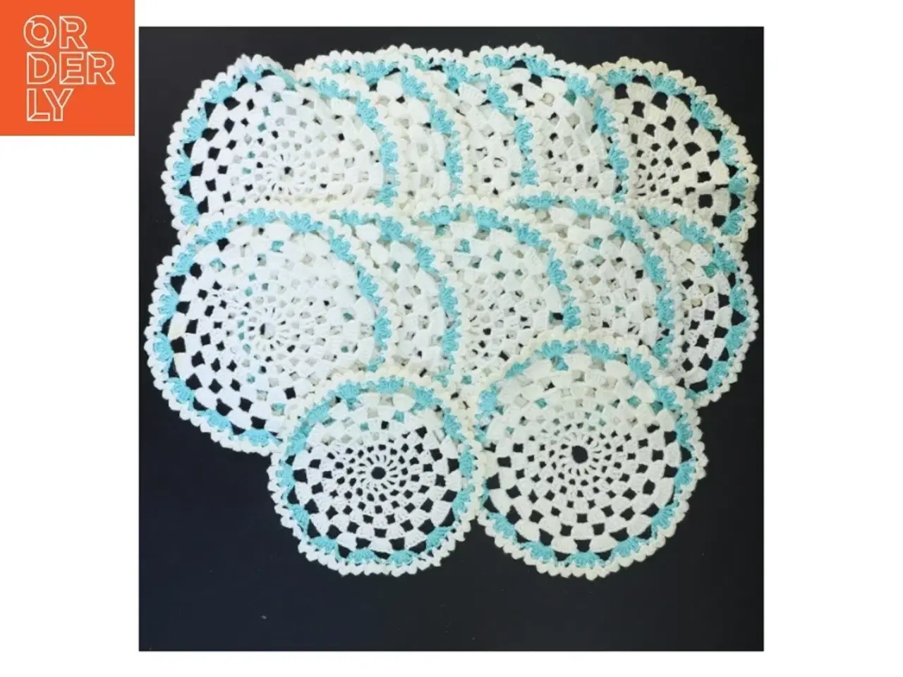 Billede 1 - Sæt af hæklede bordskånere (str. Ø 16&ø19 cm)