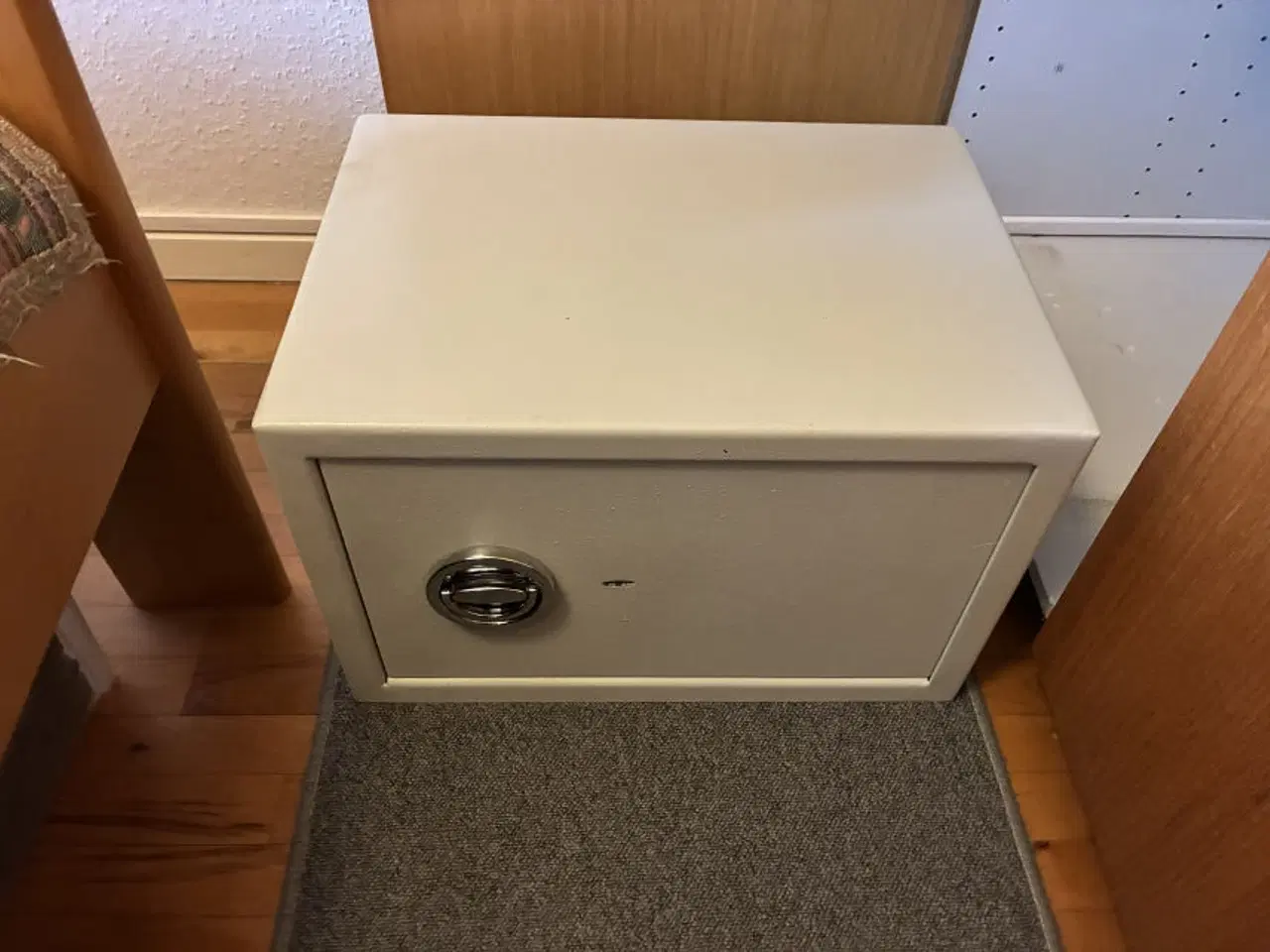Billede 2 - SOLGT: Pengeskab med flytbar hylde og 2 nøgler