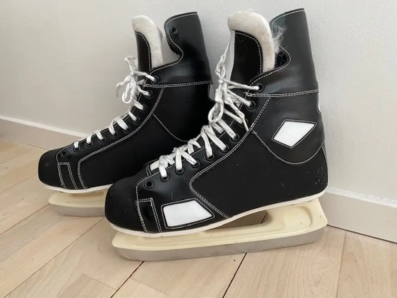 Billede 1 - Næsten nye ishockeyskøjter str. 45
