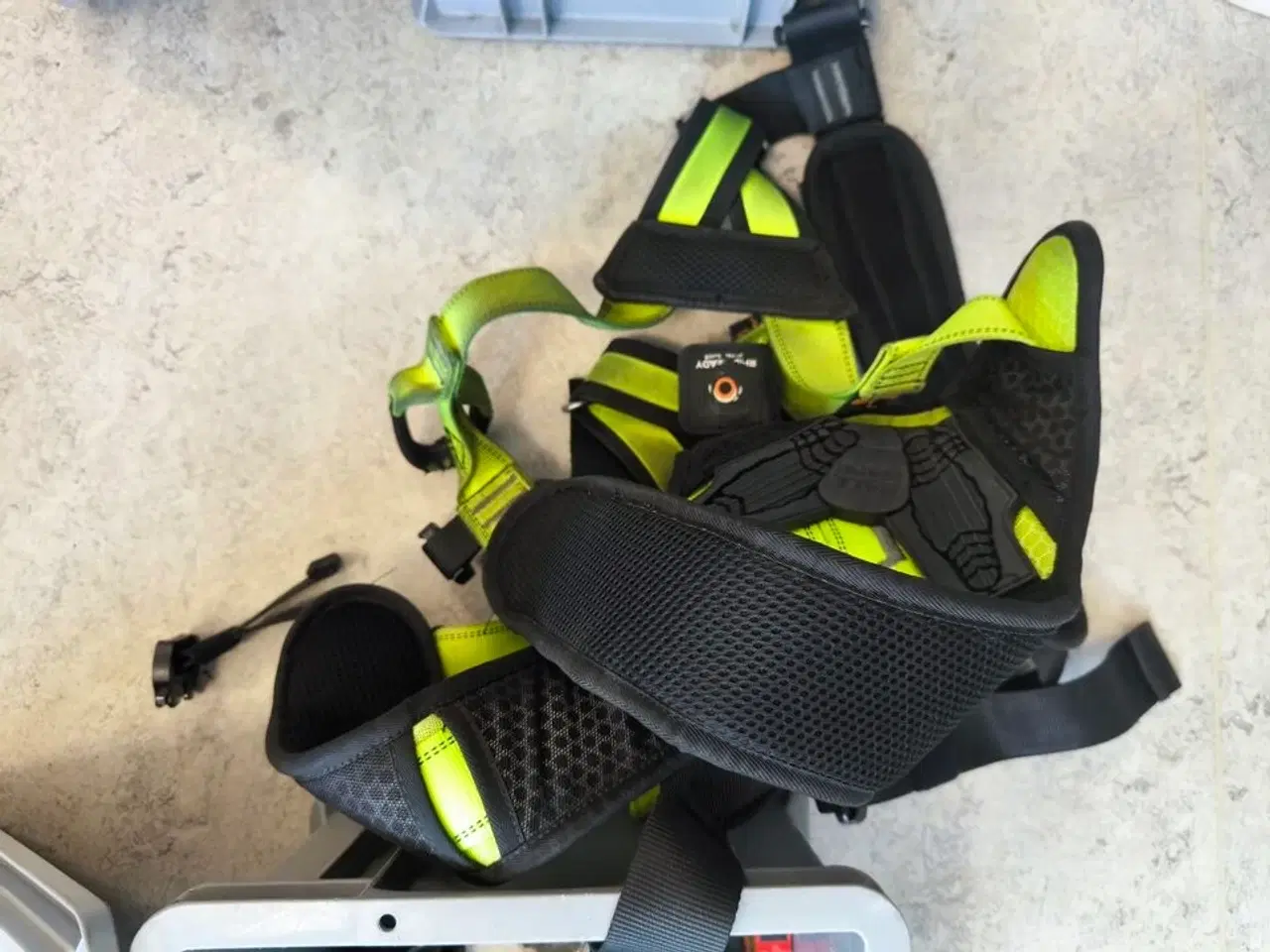 Billede 2 - Kasse m. sikringsgrej samt div.