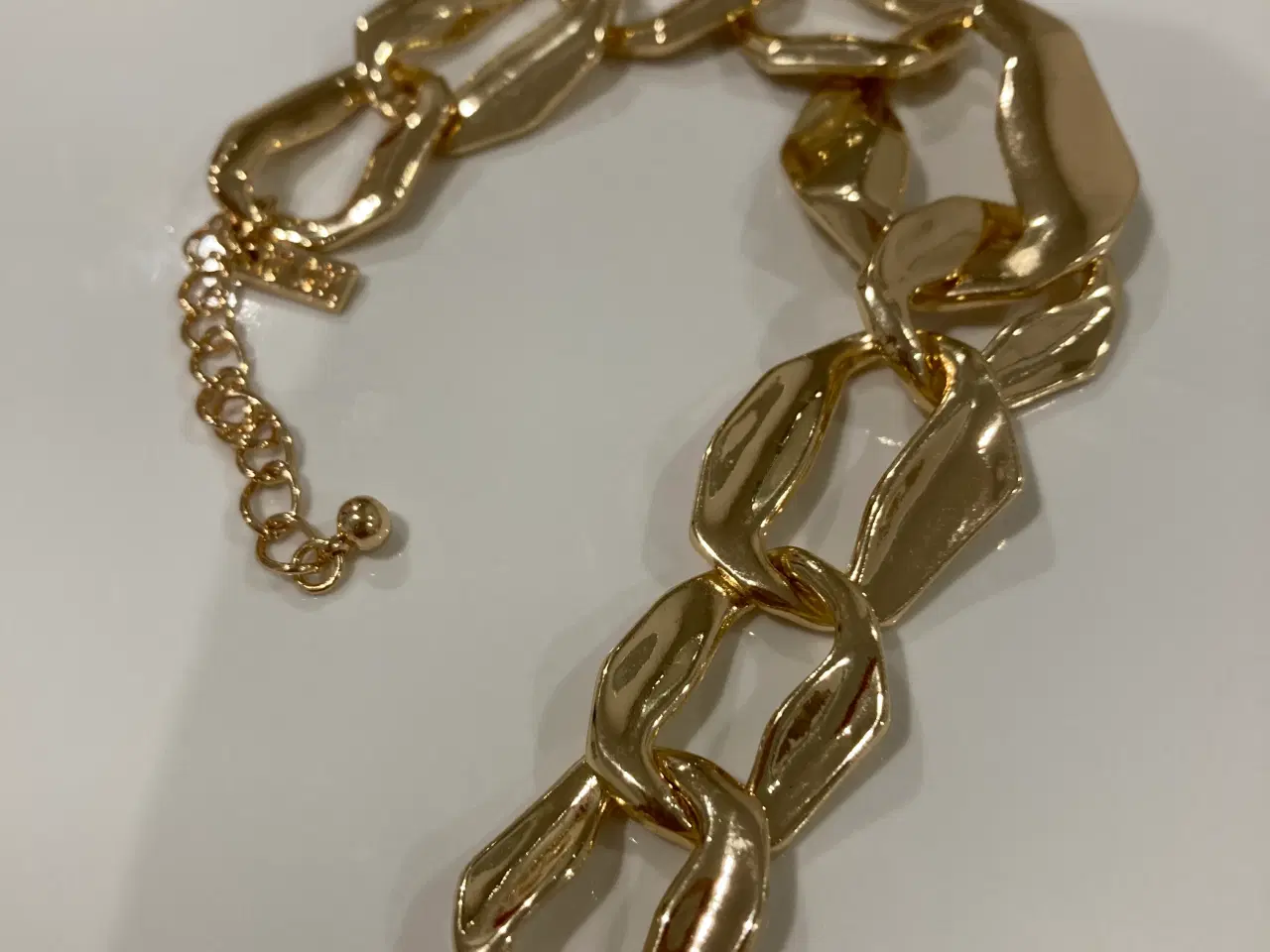 Billede 3 - Gyldent armbånd med store brudte former i leddene