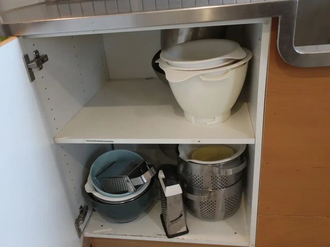 Billede 2 - Indhold i skuffer samt skabe