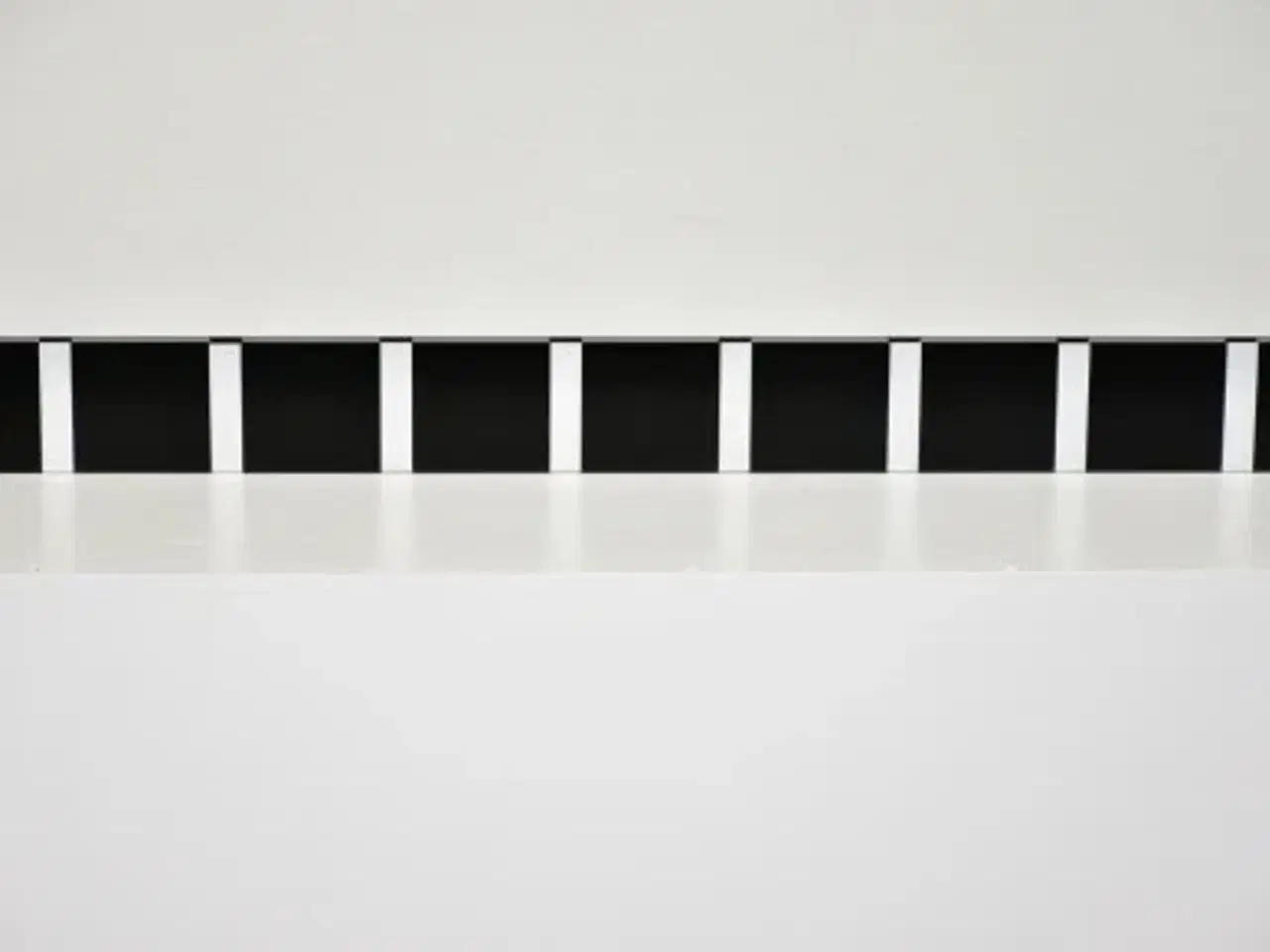 Billede 1 - Knax knagerække i sort med 8 alu knage