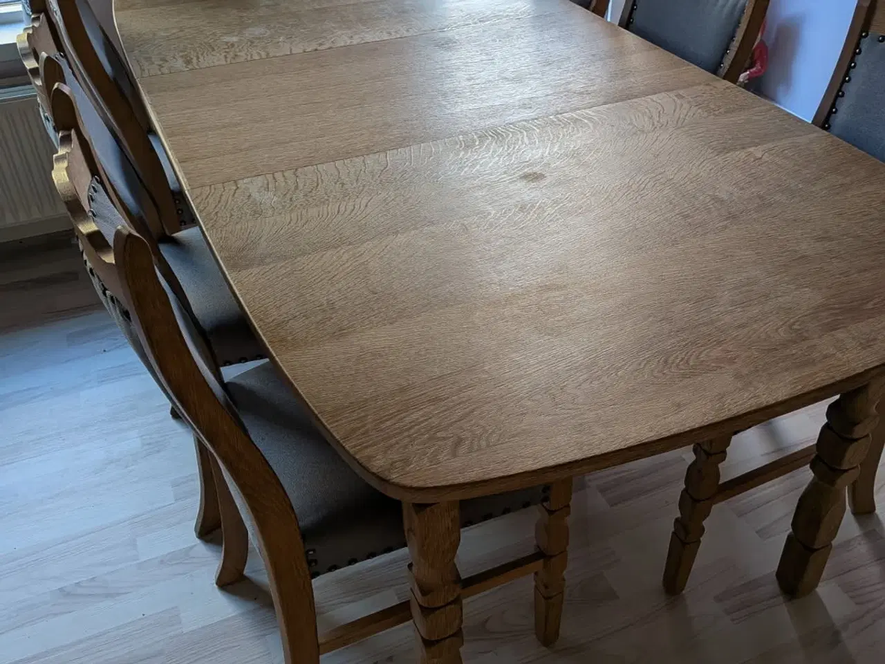 Billede 2 - Egetræsbord med stole